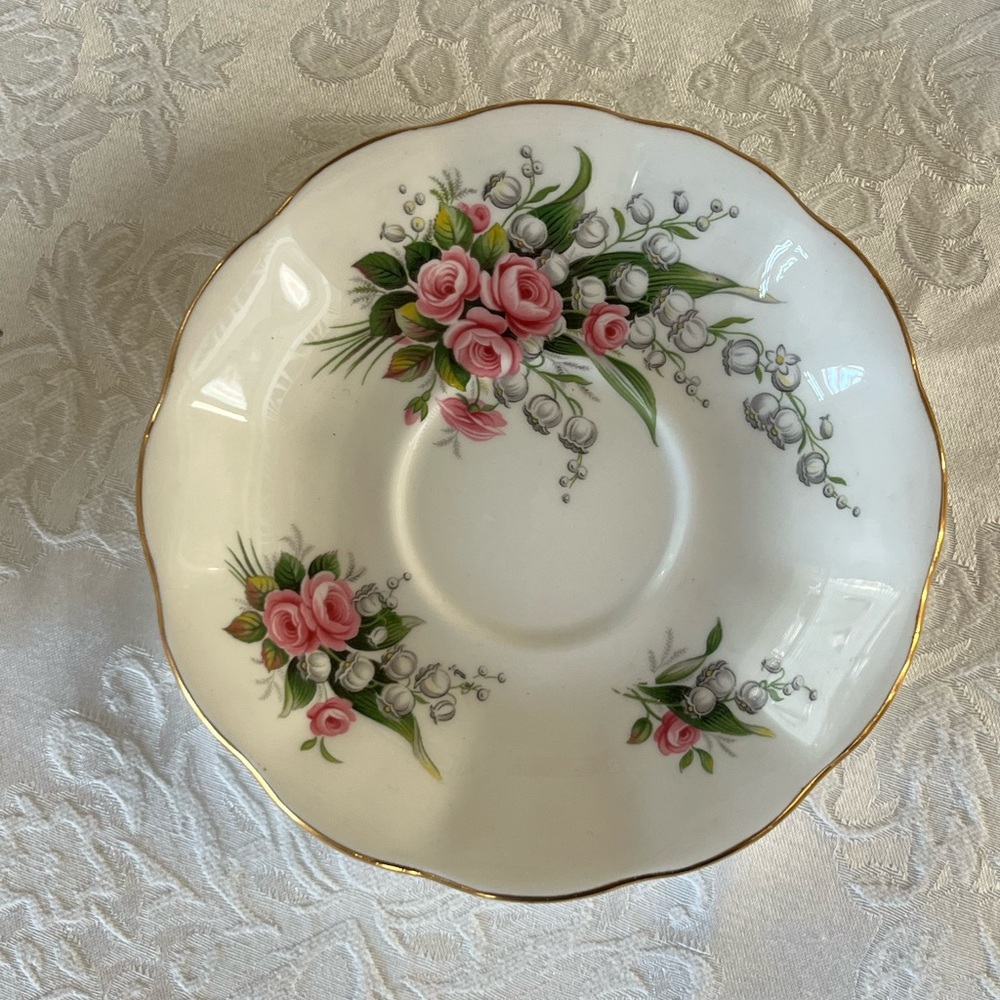 Vintage teacup.  Royal Albert Lilly of the Valley. - Picture 7 of 8